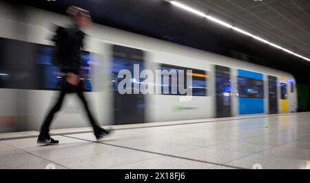 Ingresso sotterraneo S-Bahn, treno, Generation 2024, piattaforma, fermata, stazione centrale, mezzi pubblici, effetto movimento, viaggiatori, Stoccarda Foto Stock