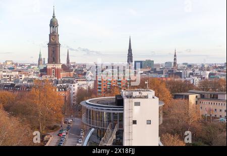 Amburgo, Germania - 26 novembre 2018: Vista aerea con edifici moderni e antichi della città di Amburgo Foto Stock