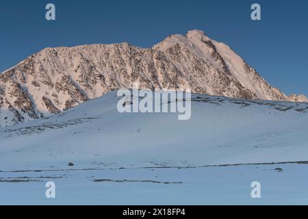 Alba sulle cime delle montagne nel innevato Parco Nazionale di Tavan Bogd, i Monti Altai Mongoli, la Mongolia Occidentale, la Mongolia Foto Stock