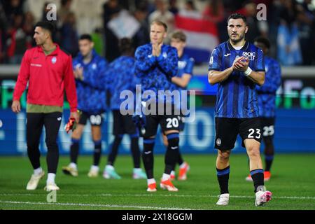 Bergamo, Italia. 15 aprile 2024. Sead Kolasinac dell'Atalanta al termine della partita di calcio di serie A tra Atalanta e Hellas Verona allo stadio Gewiss, Italia settentrionale - lunedì 15 aprile 2024. Sport - calcio . (Foto di Spada/LaPresse) credito: LaPresse/Alamy Live News Foto Stock