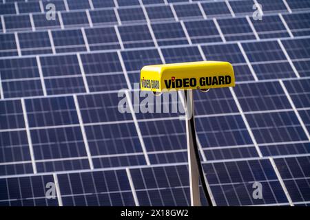 Video Guard videosorveglianza nel parco solare vicino a Neukirchen-Vluyn, lungo l'autostrada A40, oltre 10.000 moduli solari distribuiti su 4,2 ettari, gen Foto Stock