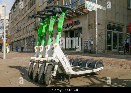 E-scooter parcheggiati nei centri di noleggio biciclette di Lime, OnLime e Uber, Brema, Germania Foto Stock