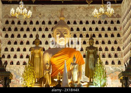 Antiche statue di Buddha nell'edificio principale di Wat si Saket, Vientiane, provincia di Vientiane, Laos Foto Stock