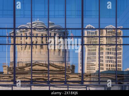 Riflesso dell'edificio del Campidoglio dello stato dell'Ohio nelle finestre di un edificio per uffici dall'altra parte della strada a Columbus, OHIO Foto Stock