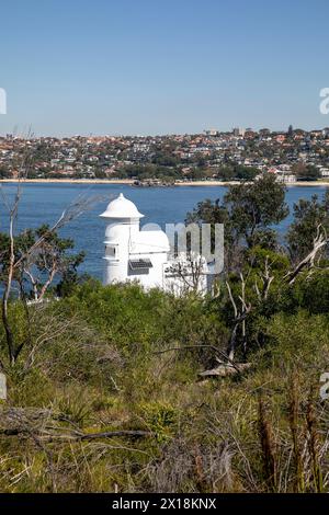 Faro di Grotto Point, noto anche come luce frontale dell'entrata di Port Jackson, presso Grotto Point Rock sul lato nord del porto di Sydney, NSW, Australia Foto Stock