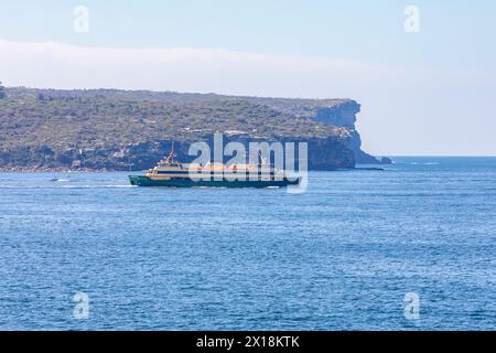 Traghetto di Sydney il traghetto MV Freshwater, chiamato Manly, passa da Sydney a nord e dirigiti verso il porto, NSW, Australia Foto Stock