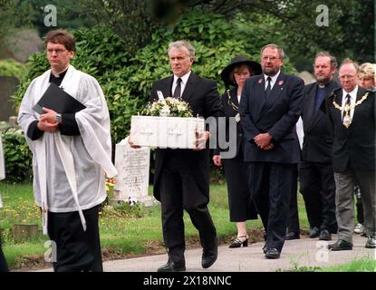 Foto del file datata 27/07/98 della processione funebre del bambino abbandonato Callum, durante il suo servizio funebre nella chiesa parrocchiale di St Elphin, Warrington. Baby Callum, che prende il nome dall'area in cui è stato trovato, è stato scoperto vicino al parco a tema Gulliver's World nell'area di Callands della città nel marzo 1998 e fu avviata un'indagine per omicidio. Joanne Sharkey, 54 anni, di West Derby a Liverpool, e' stata accusata di omicidio da detective che indagano sulla morte di un bambino trovato nel bosco di Warrington piu' di 25 anni fa. Data di pubblicazione: Lunedì 15 aprile 2024. Foto Stock