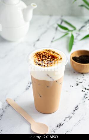 Crema di tè al latte brulee con schiuma fredda e zucchero caramellato Foto Stock