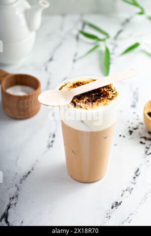 Crema di tè al latte brulee con schiuma fredda e zucchero caramellato Foto Stock