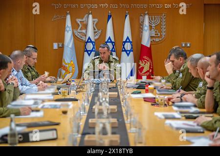 Israele. 14 aprile 2024. Il capo di stato maggiore delle forze di difesa israeliane (IDF), LTG HERZI HALEVI, incontra i suoi comandanti militari domenica. Halevi, in una dichiarazione rilasciata lunedì dalla base aerea di Nevatim, ha dichiarato che l'attacco iraniano di missili e droni contro Israele "avrà una risposta”. (Immagine di credito: © forze di difesa israeliane tramite ZUMA Press) SOLO USO EDITORIALE! Non per USO commerciale! Foto Stock