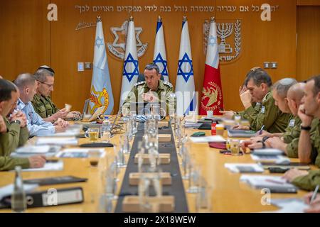 Israele. 14 aprile 2024. Il capo di stato maggiore delle forze di difesa israeliane (IDF), LTG HERZI HALEVI, incontra i suoi comandanti militari domenica. Halevi, in una dichiarazione rilasciata lunedì dalla base aerea di Nevatim, ha dichiarato che l'attacco iraniano di missili e droni contro Israele "avrà una risposta”. (Immagine di credito: © forze di difesa israeliane tramite ZUMA Press) SOLO USO EDITORIALE! Non per USO commerciale! Foto Stock