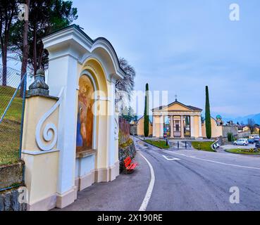 L'antico affresco all'ingresso dell'arco del Cimitero di Sant'Abbondio, Collina d'Oro, Svizzera Foto Stock