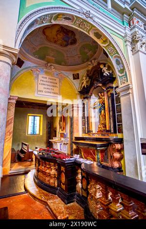 COLLINA D'ORO, SVIZZERA - 18 MARZO 2022: L'interno della Chiesa Parrocchiale di Sant'Abbondio, il 18 marzo in Collina d'Oro, S Foto Stock