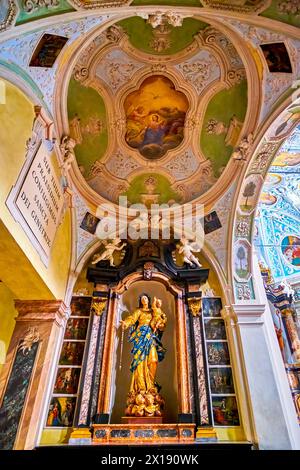 COLLINA D'ORO, SVIZZERA - 18 MARZO 2022: L'interno della Chiesa Parrocchiale di Sant'Abbondio, il 18 marzo in Collina d'Oro, S Foto Stock