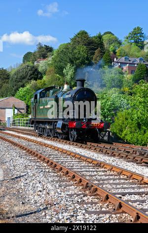 Regno Unito, Inghilterra, Devon, locomotiva a vapore GWR n. 4277 "Hercules" alla stazione Kingswear sulla Dartmouth Steam Railway Foto Stock