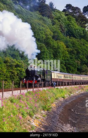 Regno Unito, Inghilterra, Devon, locomotiva a vapore GWR n. 6024 "King Edward i" in partenza da Kingswear e diretto al Torbay Express Foto Stock