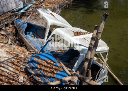 Un vecchio pedalò abbandonato su una riva Foto Stock