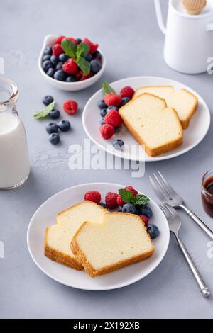 Libbra fette di torta servite con frutti di bosco freschi, sciroppo al cioccolato e caffè Foto Stock