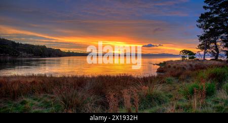 Tramonto sull'idilliaca isola di Bruny in Tasmania Foto Stock