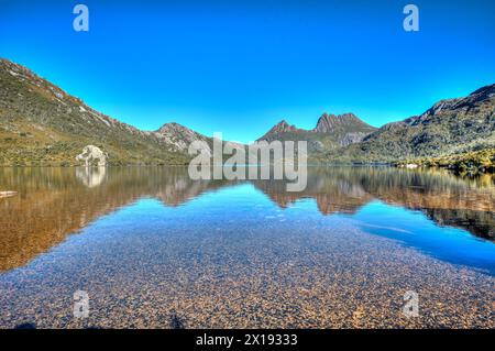 Cradle Mountain si riflette nel lago dove Foto Stock