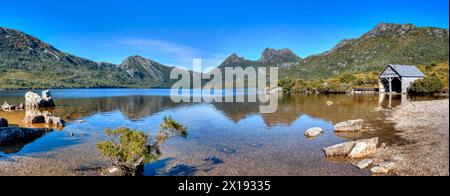 Cradle Mountain si riflette nel lago dove Foto Stock