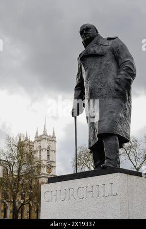 Londra, Regno Unito - 25 marzo 2024 - Statua dell'ex leader britannico Sir Winston Churchill di Ivor Roberts-Jones con cielo scuro Foto Stock