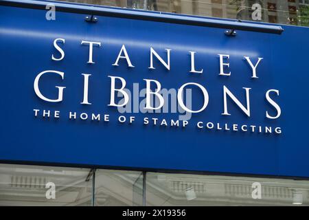 Londra, Regno Unito - 25 marzo 2024 - insegna del negozio blu e bianco per Stanley Gibbons, la casa della collezione di francobolli Foto Stock