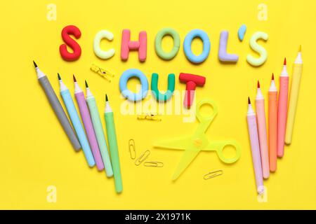 SCUOLA DI testo FUORI e cancelleria diversa su sfondo giallo. Vista dall'alto Foto Stock