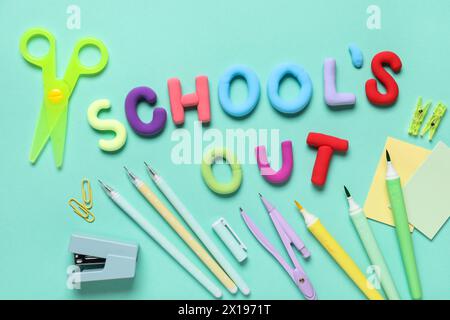 LA SCUOLA DI testo È FUORI USO e le forniture scolastiche su sfondo turchese. Vista dall'alto Foto Stock