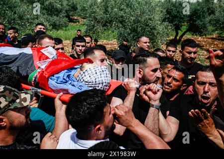 Nablus, Palestina. 15 aprile 2024. (NOTA DELL'EDITORE: L'immagine raffigura la morte) i lori portano il corpo dell'adolescente palestinese Yazan Muhammad Fawzi Shtayyeh, 17 anni, ucciso dalle forze israeliane durante un raid per arrestare persone ricercate, nella città di Nablus, nella Cisgiordania occupata a nord. Shtayyeh è uno studente della scuola industriale con sogni di successo ed eccellenza nel futuro. Credito: SOPA Images Limited/Alamy Live News Foto Stock