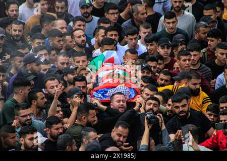 Nablus, Palestina. 15 aprile 2024. (NOTA DELL'EDITORE: L'immagine raffigura la morte) i lori portano il corpo dell'adolescente palestinese Yazan Muhammad Fawzi Shtayyeh, 17 anni, ucciso dalle forze israeliane durante un raid per arrestare persone ricercate, nella città di Nablus, nella Cisgiordania occupata a nord. Shtayyeh è uno studente della scuola industriale con sogni di successo ed eccellenza nel futuro. (Foto di Nasser Ishtayeh/SOPA Images/Sipa USA) credito: SIPA USA/Alamy Live News Foto Stock