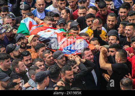 Nablus, Palestina. 15 aprile 2024. (NOTA DELL'EDITORE: L'immagine raffigura la morte) i lori portano il corpo dell'adolescente palestinese Yazan Muhammad Fawzi Shtayyeh, 17 anni, ucciso dalle forze israeliane durante un raid per arrestare persone ricercate, nella città di Nablus, nella Cisgiordania occupata a nord. Shtayyeh è uno studente della scuola industriale con sogni di successo ed eccellenza nel futuro. (Foto di Nasser Ishtayeh/SOPA Images/Sipa USA) credito: SIPA USA/Alamy Live News Foto Stock