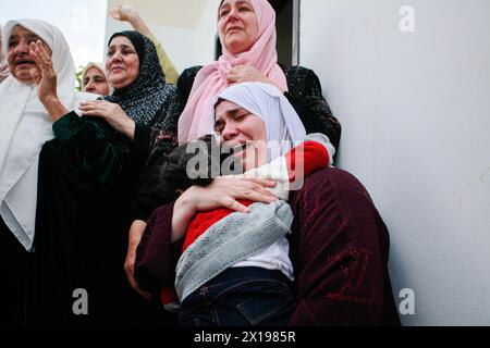 Nablus, Palestina. 15 aprile 2024. I parenti piangono durante il funerale dell'adolescente palestinese Yazan Muhammad Fawzi Shtayyeh, 17 anni, che è stato ucciso dalle forze israeliane durante un raid per arrestare persone ricercate, nella città di Nablus, nella Cisgiordania occupata a nord. Shtayyeh è uno studente della scuola industriale con sogni di successo ed eccellenza nel futuro. (Foto di Nasser Ishtayeh/SOPA Images/Sipa USA) credito: SIPA USA/Alamy Live News Foto Stock