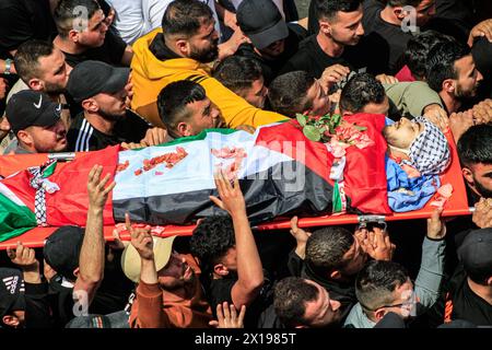 Nablus, Palestina. 15 aprile 2024. (NOTA DELL'EDITORE: L'immagine raffigura la morte) i lori portano il corpo dell'adolescente palestinese Yazan Muhammad Fawzi Shtayyeh, 17 anni, ucciso dalle forze israeliane durante un raid per arrestare persone ricercate, nella città di Nablus, nella Cisgiordania occupata a nord. Shtayyeh è uno studente della scuola industriale con sogni di successo ed eccellenza nel futuro. (Foto di Nasser Ishtayeh/SOPA Images/Sipa USA) credito: SIPA USA/Alamy Live News Foto Stock