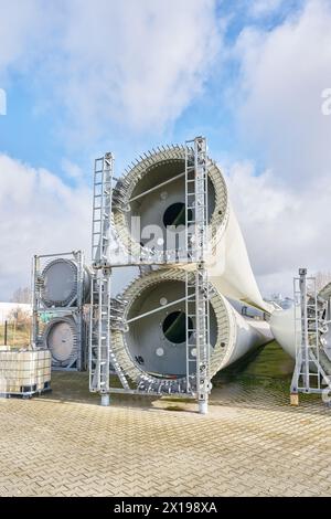 Area di stoccaggio per pale del rotore di turbine eoliche in un'area industriale di Magdeburgo, in Germania Foto Stock