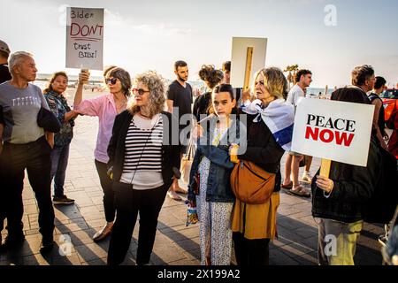 Tel Aviv, Israele. 15 aprile 2024. I manifestanti hanno dei cartelli che invitano il presidente degli Stati Uniti Joe Biden a non fidarsi del primo ministro israeliano Benjamin Netanyahu durante una manifestazione. Israele ha promesso di "determinare un prezzo” dall'Iran dopo un attacco senza precedenti su larga scala con drone e missili nel fine settimana che ha intensificato le tensioni regionali innescate dalla guerra a Gaza. (Foto di Eyal Warshavsky/ SOPA Images/Sipa USA) credito: SIPA USA/Alamy Live News Foto Stock