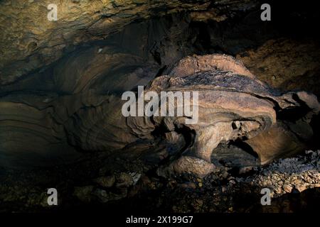 Tracce di inondazioni su ornamenti murali della grotta nell'area carsica di Gunungsewu. La regione carsica ha fiumi sotterranei con un enorme potenziale di risorse idriche. Foto Stock