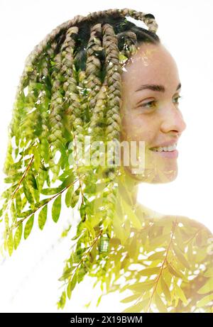 Un ritratto a doppia esposizione di una donna Unito a una foto di foglie di albero verde. Foto Stock