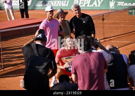 Genitori di Stefanos Tsitsipas del suo allenatore Apostolos Tsitsipas e di sua madre Julia Apostoli durante la finale di Rolex Monte-Carlo 1000 di tennis il 14 aprile 2024 al Monte Carlo Country Club di Roquebrune Cap Martin, in Francia, vicino a Monaco. Foto Victor Joly / DPPI Foto Stock