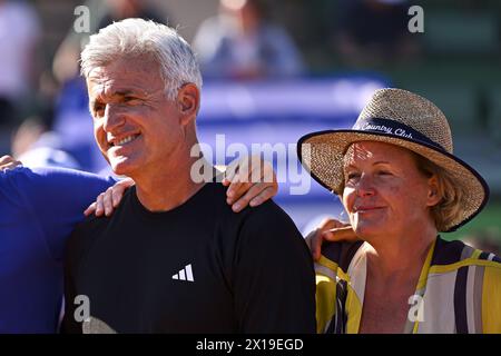 Genitori di Stefanos Tsitsipas del suo allenatore Apostolos Tsitsipas e di sua madre Julia Apostoli durante la finale di Rolex Monte-Carlo 1000 di tennis il 14 aprile 2024 al Monte Carlo Country Club di Roquebrune Cap Martin, in Francia, vicino a Monaco. Foto Victor Joly / DPPI Foto Stock