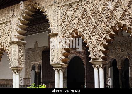 SIVIGLIA, SPAGNA - 21 MAGGIO. 2017: Questo è un frammento architettonico della Corte della Vergine del Palazzo moresco di Alcazar. Foto Stock