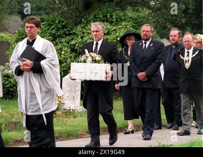 Foto del file datata 27/07/98 della processione funebre del bambino abbandonato Callum, durante il suo servizio funebre nella chiesa parrocchiale di St Elphin, Warrington. Baby Callum, che prende il nome dall'area in cui è stato trovato, è stato scoperto vicino al parco a tema Gulliver's World nell'area di Callands della città nel marzo 1998 e fu avviata un'indagine per omicidio. Joanne Sharkey, 54 anni, di West Derby a Liverpool, e' stata accusata di omicidio da detective che indagano sulla morte di un bambino trovato nel bosco di Warrington piu' di 25 anni fa. Data di pubblicazione: Martedì 16 aprile 2024. Foto Stock