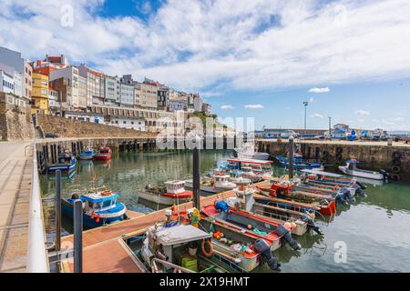 Malpica de Bergantiños, Galizia, Spagna. Vista sul porto di pescatori della città Foto Stock