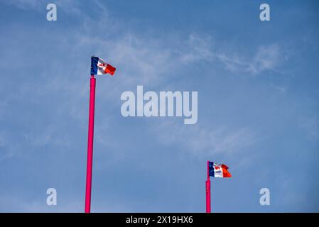Le bandiere francesi davanti al Women's Six Nations 2024, partita di rugby a 15 tra Francia e Italia il 14 aprile 2024 allo stadio Jean Bouin di Parigi Foto Stock
