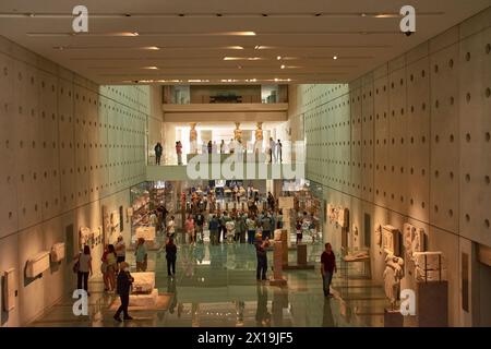 Atene, Grecia; 13 ottobre 2022: Vista interna del nuovo museo dell'acropoli di Atene. Progettato dall'architetto svizzero-francese Bernard Tschumi. Foto Stock