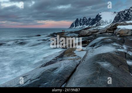 Ripide montagne al mare all'alba, Tungeneset, Senja, Troms, Norvegia, Europa Foto Stock