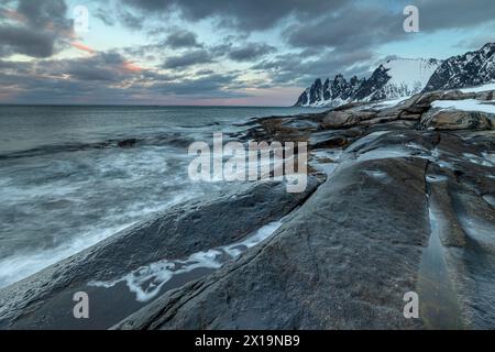 Ripide montagne al mare all'alba, Tungeneset, Senja, Troms, Norvegia, Europa Foto Stock