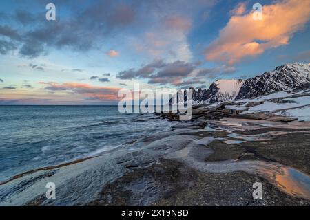 Ripide montagne al mare all'alba, Tungeneset, Senja, Troms, Norvegia, Europa Foto Stock
