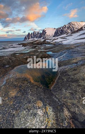 Ripide montagne al mare all'alba, Tungeneset, Senja, Troms, Norvegia, Europa Foto Stock