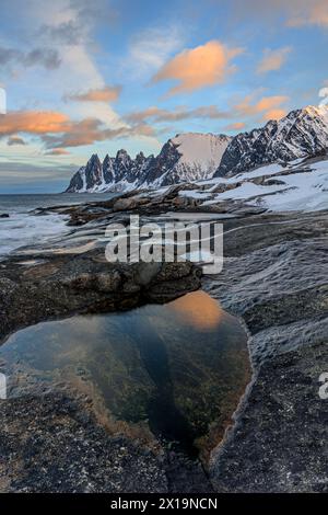Ripide montagne al mare all'alba, Tungeneset, Senja, Troms, Norvegia, Europa Foto Stock